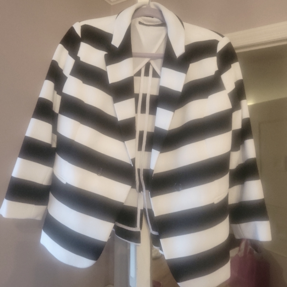 The Limited Black & White Jacket EUC Size M